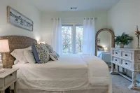 Luxury Bungalow with Mountain Views From Every Room 5 Minutes From Downtown