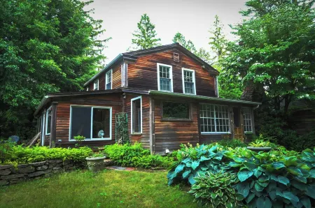 Sunnybrook House - 5 bedroom antique home in landscaped wooded grounds.