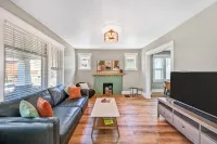 Bungalow style house, 10 min to downtown Cincy and 5 min to hiking trails! Hotels in Ludlow