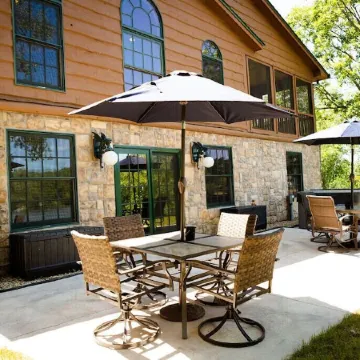 5Br Lakefront Home on Lake Louisa: Sauna, Screen Porch, Patio, Fireplace