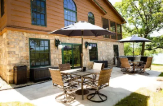 5Br Lakefront Home on Lake Louisa: Sauna, Screen Porch, Patio, Fireplace