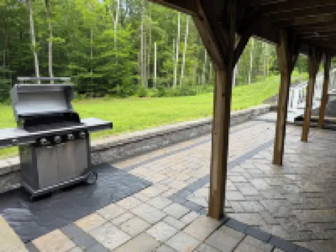 Comfortable and Spacious Home: Entertainment Room, Gym + Large Deck and Patio Hotels in Gilford