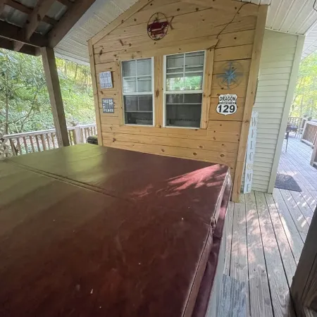 Creekside cabin with hot tub
