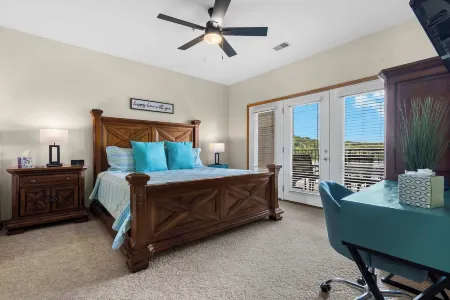 Waters Edge Retreat - For 6! Отели рядом с достопримечательностью «Силвер Доллар Сити»