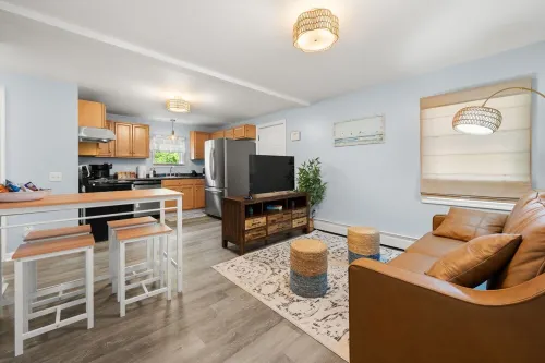 Charming 3BR Apt 1 Mile From Downtown Westerly. Short Drive to Mystic & Casinos. Hotels in Pawcatuck