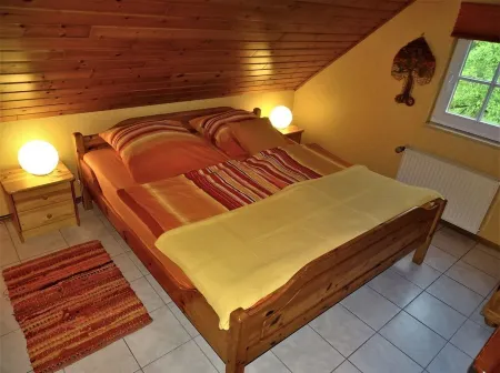 Vacation home with garden, playground, whirlpool, wood-fired sauna, pet-friendly Отели в г. Айфель Битбург-Прюм