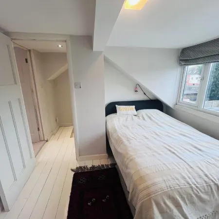 Westmeads wings. 5 minutes walk to the harbour and close to town and beach