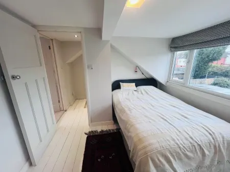 Westmeads wings. 5 minutes walk to the harbour and close to town and beach Отели в г. Уайтстейбл