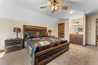 Private Heated year around Endless Swim pool & Hot Tub, Media Theater room NEW!