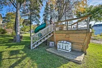 Lakefront Home w/ Game Room, Theater & Dock! - Balkoner