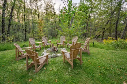 The Vibrary Inn, a Fantasy Minnewaska Escape. Minutes from Hikes and Waterfalls.