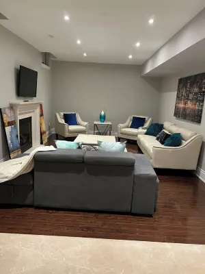 Cozy & spacious  2 bedroom basement apartment just 16 minutes from the airport. 鄰近Kortright Centre for Conservation的酒店