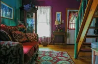 Secluded Romantic Dollhouse BnB in Downtown Historic District