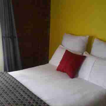 Gondo Hill Cottage Upmarket Borrowdale Tranquile, Mature Garden and Fresh Air. Rooms