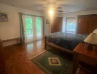 Cozy 3-bedroom cabin off the grid in the Smokey mountains with WiFi, AC