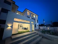 Reo's Smart Haven: Chic & Comfy