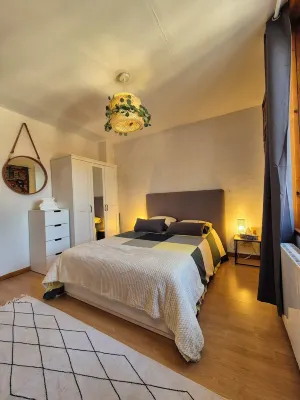 Chantilly gardens, 3-storey maisonette next to the station. Hotels near Aqualis