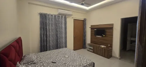 Luxurious, Cozy 2-bedroom apartment in peaceful Dehradun with WiFi, AC