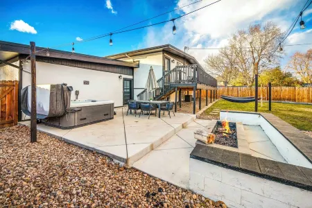 Denver Hot Tub, Fire Pit, Large Dining, & Big Backyard.