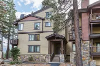 COZY MOUNTAIN RETREAT - Steps to Village, Gondola and Brewery -Heated parking
