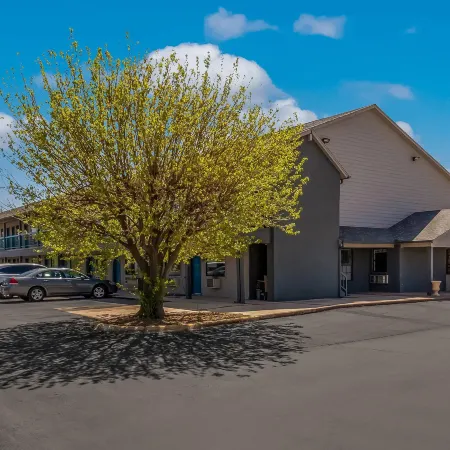 Econo Lodge Inn & Suites