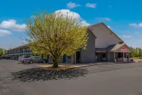 Econo Lodge Inn & Suites - 2-Star