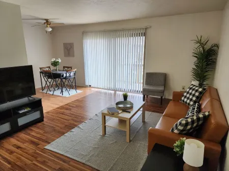 Chic 1 Bd Great for Travel Professionals!