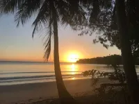 Tranquil Bali-Style 4 br lux beachside townhouse with own pool Các khách sạn ở Clifton Beach