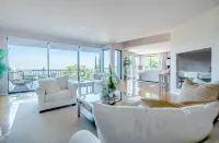 The Swan: A 3bd Spa Like Stay with Game Room, Views, and room for relaxing