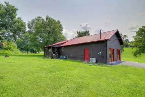Fire Pit + Hot Tub: Family Cabin in Seiverville! - Tiny houses