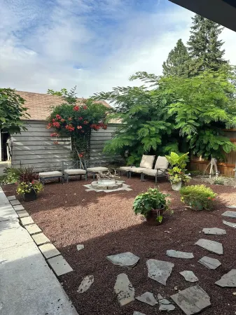 Updated 1939 cottage with beautiful park view