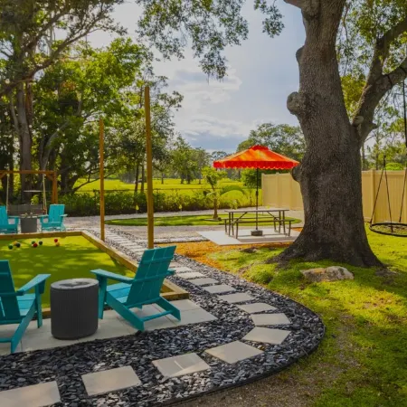 Sara Bay Base Camp: Private Tropical Oasis, Pool, Golf, Bocce, Firepit, PETS Hotels in Whitfield