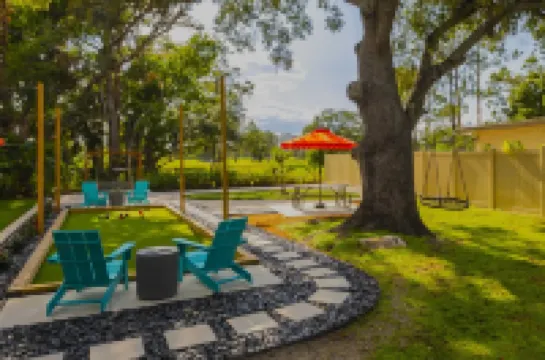 Sara Bay Base Camp: Private Tropical Oasis, Pool, Golf, Bocce, Firepit, PETS