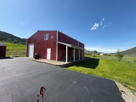 Charming 3-bedroom barn with AC, WiFi in delightful Lava Hot Springs