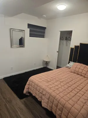 Cozy 2-Bedroom Suite: 5 Minutes Walk To Chestermere Lake Hotels near CrossIron Mills