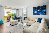 2-bedroom apartment in wonderful Redondo Beach with WiFi, pool, jacuzzi, gym,