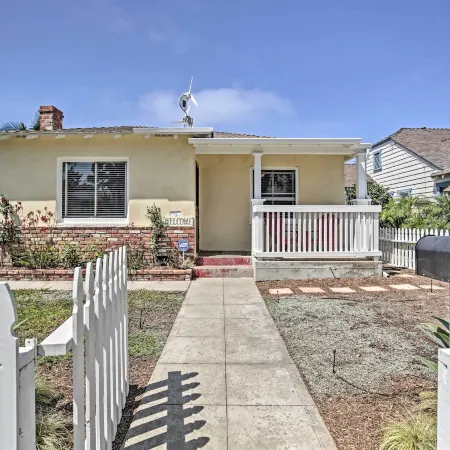 Oceanside Home w/ Yard - Walk to Beach & Pier