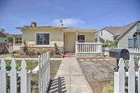 Oceanside Home w/ Yard - Walk to Beach & Pier - Homestays