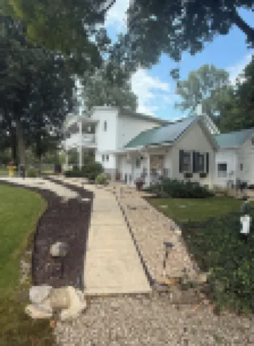 Cozy efficiency ONE large room ONE QUEEN bed apartment with kitchenette no oven.