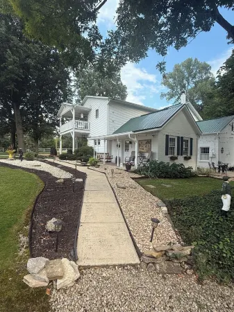 Cozy efficiency ONE large room ONE QUEEN bed apartment with kitchenette no oven.