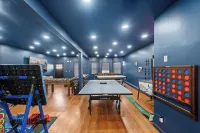 3 Story Building: 6Bed 4Bath, Arcade, Massage Lounge, train 7min, NYC 20min