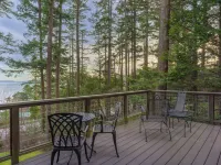 Beautiful Views and Modern Amenities - Charming Coastal Cottage