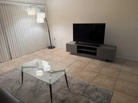 Charming 1-bedroom condo with WiFi and AC in brilliant Miami