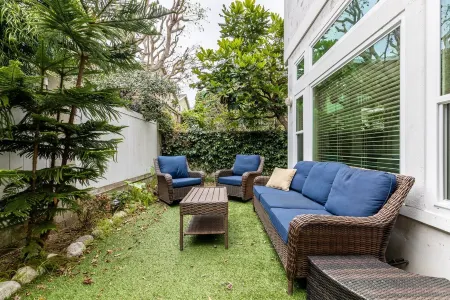 Charming townhome in Redondo Beach Отели рядом с достопримечательностью «Redondo Beach The Pier Sign»