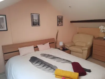 FULL APARTMENT 3 rooms 62 m2 with Balcony near TRAM T2 5 mn walk Bikool Paris 주변 호텔