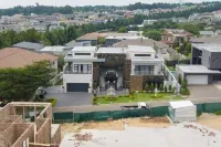 Nova Villa Broadacres - 4 Bedroom Villa - Pool, Jacuzzi, Fire Place & More Hotels in 