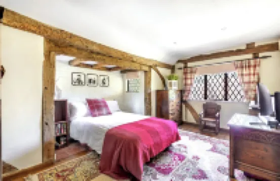 16th Century Chocolate box Thatched Cottage within 2.5 Acres Hotels in West End