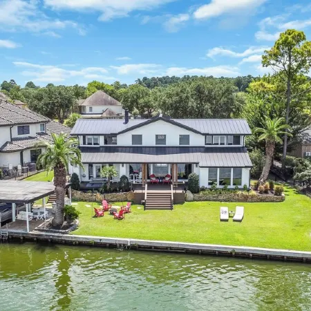 Unobstructed open water lake house for friends & family fun w/Tesla charger