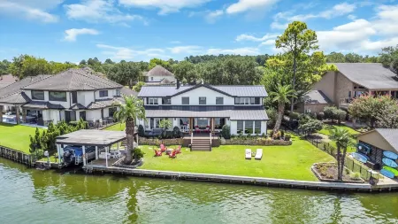 Unobstructed open water lake house for friends & family fun w/Tesla charger