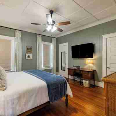 The Hansell House, your Downtown Thomasville Destination! Family + Pet Friendly! Rooms